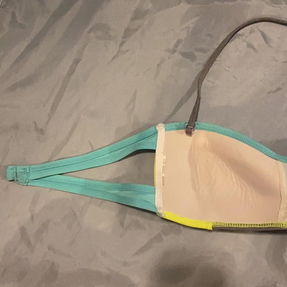 🌸3/$15 Halter Bikini Top w/ removable strap - Picture 6 of 9